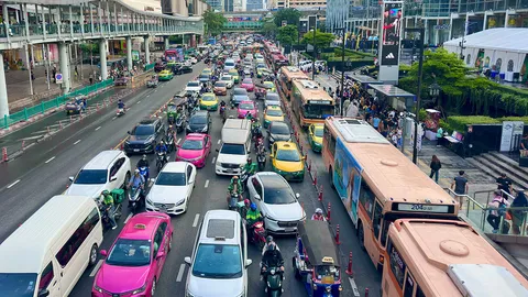 สกัดขึ้นค่าโดยสาร คุมเข้มทุกระบบ “พิพัฒน์” สั่งตั้ง War Room จับตาวิกฤติตะวันออกกลาง 