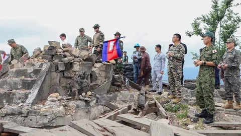 กลาโหมกัมพูชา พาทูตทหาร 12 ชาติดูความเสียหายเขาพระวิหาร อ้างไทยโจมตีเสียหาย 