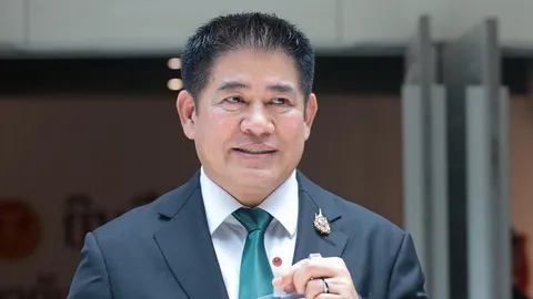 "ผู้กอง" ฉะ "งูเขียว" ใครชิ่งหนีเลวสุด มาร์ค โหวต "โสภณ" เพื่อไทยจอง รองประธานฯคนที่ 2