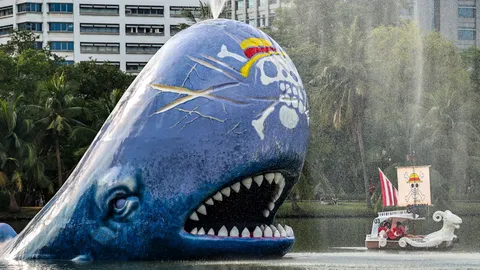 เนรมิตแกรนด์ไลน์กลางกรุง Netflix ชวนสาวกวันพีซปั่นเรือโจรสลัด ทักทายวาฬยักษ์ลาบูน ณ สวนลุมพินี