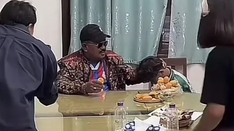 ภาพสุดประทับใจ "เต-วรากร" ไหว้ขอขมา "อาจารย์สกล" หลังเคยสร้างความยิ่งใหญ่ด้วยกันที่ "หมอนทองวิทยา"