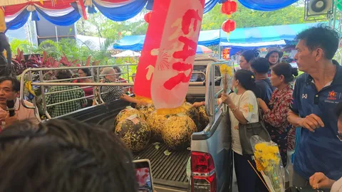 คอหวยแห่ส่อง "เลขเด็ด" ทะเบียนรถบรรทุก "ลูกนิมิต" จากวัดดัง หวังลุ้นโชค 16/3/69