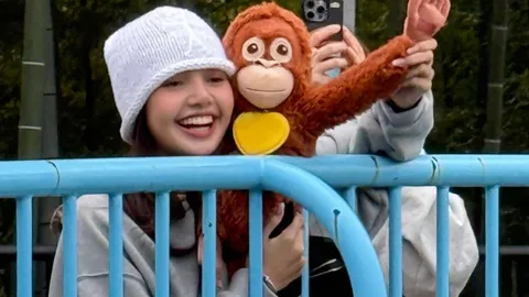 ลิซ่า BLACKPINK เยือนญี่ปุ่น แวะทักทาย “พันช์คุง” ลูกลิงหิมะไวรัล โมเมนต์น่ารักละลายใจแฟนๆ