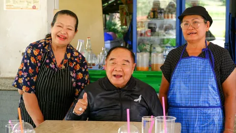 “ลุงป้อม” ชวนเพื่อน ตท.6 ทานอาหารร้านประจำในสนามกอล์ฟ ทบ.