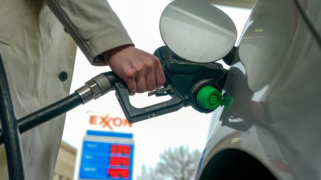 .สายการบินทั่วโลกทยอยขึ้นตั๋วเครื่องบิน หลังราคาน้ำมันพุ่งจากสงครามตะวันออกกลาง.