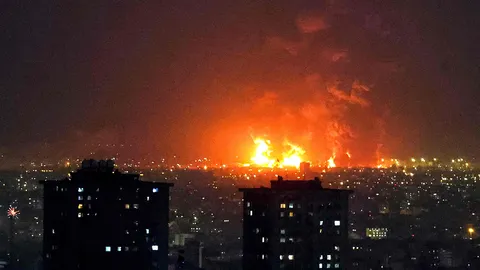 "อิหร่าน-ยิว" ดวลถล่มคลังน้ำมัน เตือนภัยระวังฝนกรด "ทรัมป์" รับศพ 6 ทหาร