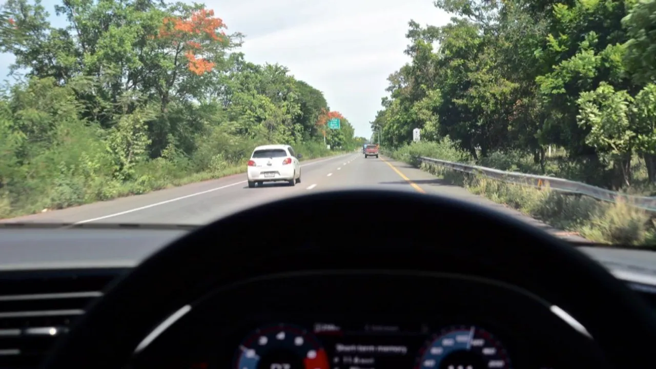 ขับช้าแต่อยู่ในช่องทางรถเร็ว (ช้าแข่ขวา) 