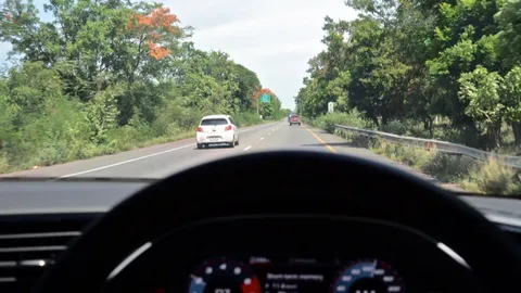 ขับช้าแต่อยู่ในช่องทางรถเร็ว (ช้าแข่ขวา) 