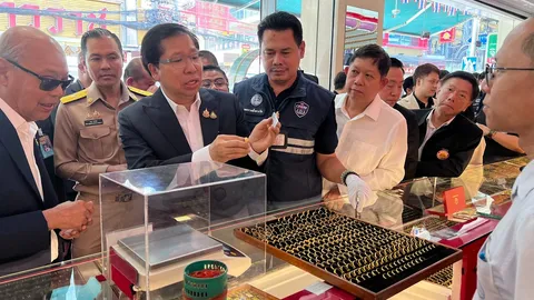 “สันติ” นำ สคบ. ตรวจสอบร้านทอง ย้ำทุกร้านทองห้ามปิดร้าน - ติดป้ายฉลากแจ้งราคาให้ชัดเจน