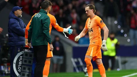 แห่ส่งกำลังใจ ผู้รักษาประตู สเปอร์ส เสีย 3 ประตูใน 15 นาที-ถูกเปลี่ยนตัวทั้งน้ำตา