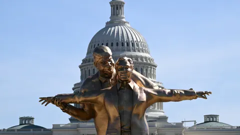 รูปปั้นล้อเลียน "ทรัมป์–เอปสตีน" โผล่กลางวอชิงตัน ดี.ซี. จับคู่เป็น "แจ๊ค-โรส" จาก Titanic