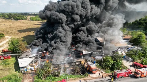 ควันดำพวยพุ่ง "ไฟไหม้โรงงาน" ใกล้ปั๊มน้ำมันที่ จ.ปราจีนบุรี ยังคุมเพลิงไม่ได้