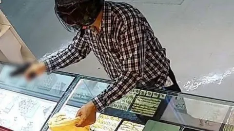 ล่าตัว ชายควงปืนบุกเดี่ยว ชิงทองกว่า 3 ล้านในห้างดังนครปฐม หลบหนี