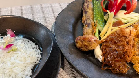 สัมผัสอรรถรสฤดูร้อนกับเมนู “ข้าวแช่” ร้านมารี กีมาร์ พร้อมวิธีกินที่มอบความเย็นกาย และสมดุลชีวิต