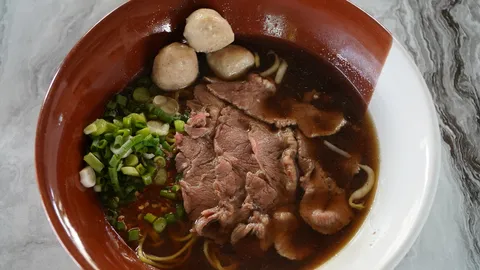 ชี้เป้าของอร่อยหนองคาย ตำนาน "ก๋วยเตี๋ยวเนื้อรสเด็ด" 20 ปี ซุปหอมเตะจมูก เนื้อนุ่มละลายในปาก