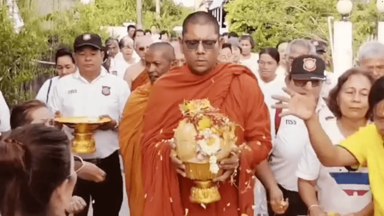 โรยดอกไม้ นำอัฐิธาตุ “อดีตพระยันตระ” กลับบ้านเกิด ที่ปากพนัง