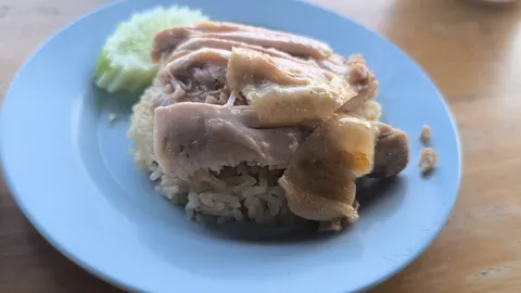 ชี้เป้าตำนาน "ข้าวมันไก่ 20 บาท" ย่าน ม.นเรศวร สืบทอดความอร่อยรุ่นที่ 3 ยาวนานกว่า 30 ปี