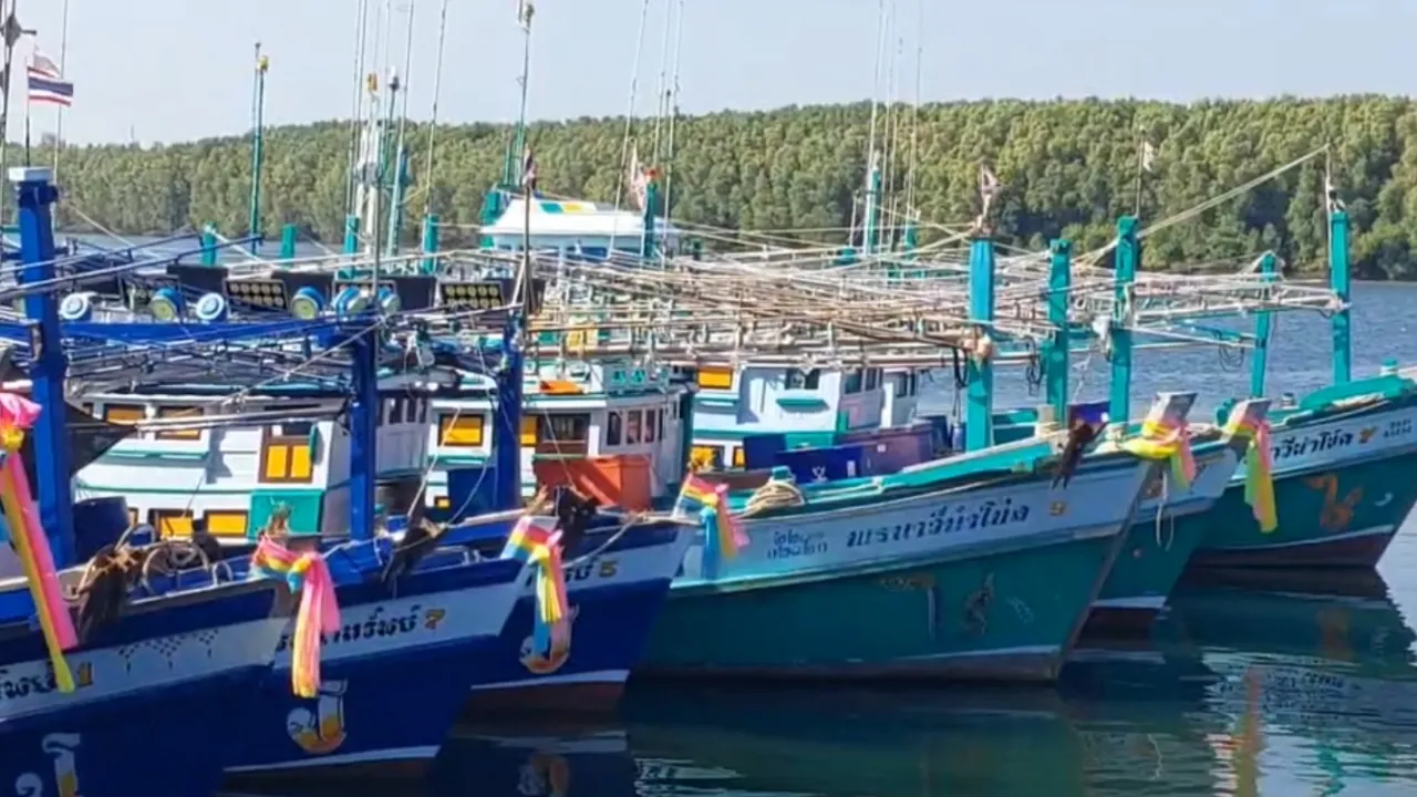 กลุ่มชาวประมงกระบี่ หยุดออกเรือ หลัง “น้ำมันเขียว” พุ่งลิตรละ 35 บาท โอดแบกต้นทุนไม่ไหว