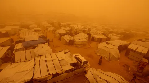 พายุทรายถล่มกาซา ท้องฟ้ากลายเป็นสีส้ม ซ้ำเติมวิกฤตผู้พลัดถิ่น