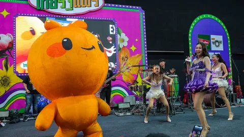 เปิดวาร์ป "น้องป๊อป" มาสคอตส้มสุดจี๊ด โชว์สเต็ปเอวหวานปะทะ "ลำไย ไหทองคำ" กลางไทยรัฐแฟร์