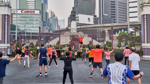 ทำไม "เต้นแอโรบิคสวนลุม" ถึงฮิตติดเทรนด์วัยรุ่น เปิดพิกัด เวลาเต้น และวิธีเดินทาง