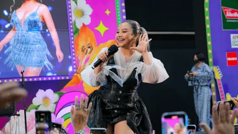 "ตั๊กแตน ชลดา" เสิร์ฟความสุขส่งท้าย "ไทยรัฐแฟร์ บางแค" หน้าเวทีแน่นคนเต็มทุกพื้นที่!!