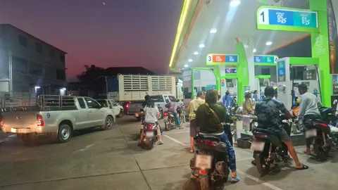 สุโขทัย ชาวบ้านแห่ไปรอเติมน้ำมันหน้าปั๊มตั้งแต่ตี 3 จำกัดเติมคันละ 500 บาท