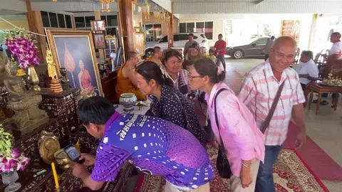 แห่ส่องเลขเด็ด พิธีสวดเจริญพระพุทธมนต์ “หลวงพ่อห้ามจน” เสี่ยงโชคงวด 16/3/69