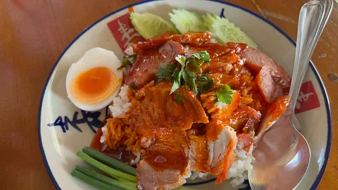 “ตั้มพานิช” ร้านข้าวหมูแดง-หมูกรอบสูตรเด็ด จากอดีตโปรแกรมเมอร์ 