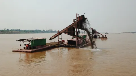 นครพนมเริ่มกระทบหนัก ธุรกิจก่อสร้าง เรือดูดหินทรายหยุดชะงัก เพราะขาดน้ำมัน