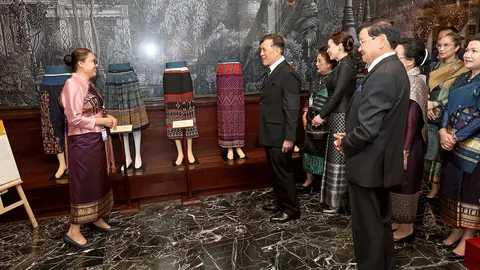 ธงไทย-ลาว ไสว มิตรภาพอบอุ่น "ในหลวง-พระราชินี" เยือนทางการวันที่ 2 เสด็จฯทอดพระเนตรผ้าไหมโบราณ