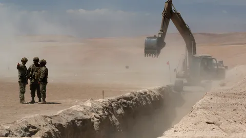 ชิลีเริ่มขุด "สนามเพลาะ" กั้นพรมแดนเปรู สกัดผู้อพยพ-อาชญากรรมข้ามชาติ