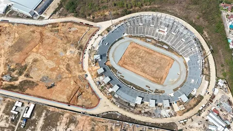 เสี่ยงอันตราย! "เมืองพัทยา" รื้อโครงหลังคาสนามฟุตบอล หลังพบ "ทรุดตัว"-เหตุผู้รับเหมาทิ้งงาน 