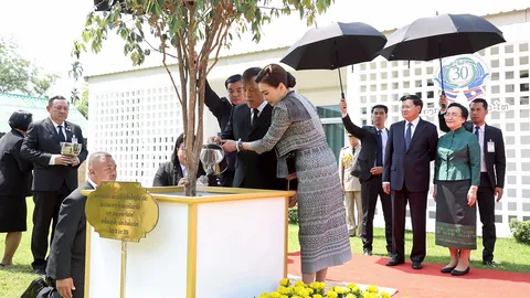 ทรงปลูกต้นรวงผึ้ง ไว้เป็นที่ระลึก สปป.ลาว ก่อนไปสักการะพระธาตุหลวง ในหลวง-ราชินี เสด็จกลับแล้ว