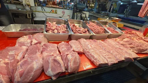 หมูแพง ปรับราคาขึ้น 10-50 บาทต่อกิโลกรัม พ่อค้าเผยเหตุต้นทุนอาหารสัตว์-ปัญหาวิกฤตน้ำมัน