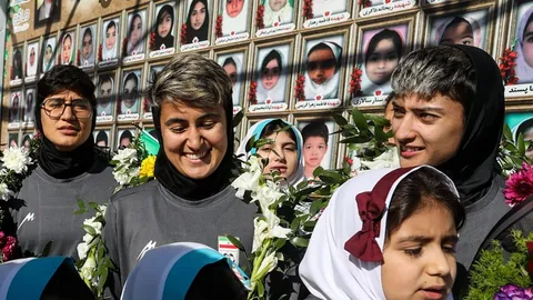 ต้อนรับอบอุ่น! อิหร่านรับ "แข้งสาวทีมชาติ" กลับบ้าน หลังปมดราม่าไม่ร้องเพลงชาติ-ลี้ภัยออสเตรเลีย