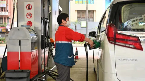 ชาวฮ่องกงเเห่ขับรถไปเติมน้ำมันที่จีนเเผ่นดินใหญ่ หลังสงครามทำพิษราคาน้ำมันพุ่งสูง