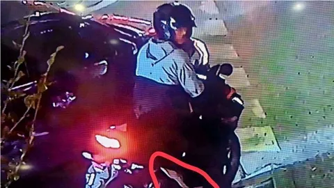 จับแล้วโจรมหาภัย กระชากสร้อยทองหนัก 10 บาท เสี่ยร้านตัดผม ขณะนั่งสามล้อกลางกรุง