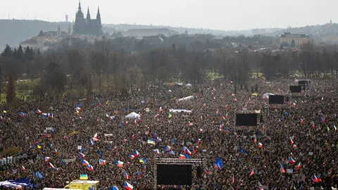 ชาวเช็กกว่า 2 แสนชุมนุมต่อต้านรัฐบาลใหม่ หวั่นนำประเทศสู่ระบอบอำนาจนิยม