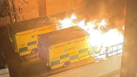 รถพยาบาล 4 คันถูกลอบเผาในกรุงลอนดอน ตร.ชี้อาจเป็น "อาชญากรรมจากความเกลียดชังชาวยิว"