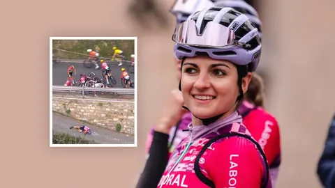 พ้นขีดอันตราย! นักปั่นสาวอิตาลี พุ่งตกแผงกั้นข้างทาง จากอุบัติเหตุล้มทับซ้อนกันหลายคัน