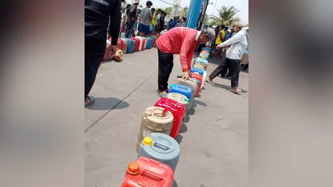 ชาวบ้านที่ร้อยเอ็ด หิ้วแกลลอนมาต่อคิวยาวเหยียด รอเติม "น้ำมัน" จำนวนมาก