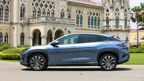 นายกฯ นำร่องใช้รถไฟฟ้า ไร้รถนำขบวน ร่วมประหยัดพลังงาน ก่อนถกแก้วิกฤตน้ำมันบ่ายนี้