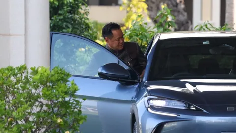 “อนุทิน” ยังไม่ให้สัมภาษณ์ หลังน้ำมันขึ้น 6 บาท โบกมือลาก่อนขับรถไฟฟ้าออกจากทำเนียบฯ