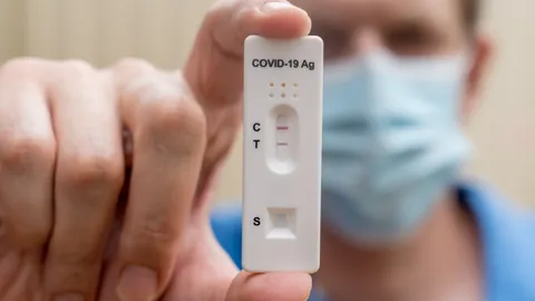 โควิดสายพันธุ์ใหม่ Cicada (BA.3.2) น่ากลัวแค่ไหน? สรุปชัดอาการเด่น-วัคซีนยังเอาอยู่หรือไม่