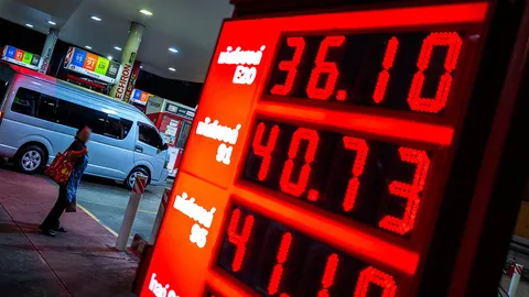 ดาหน้าสับเละ รัฐบาลลอยตัวราคาน้ำมัน เติมทุกข์ให้คนไทย "โรม" ฉะถอนทุนเลือกตั้ง เม.ย. ค่าไฟขึ้น