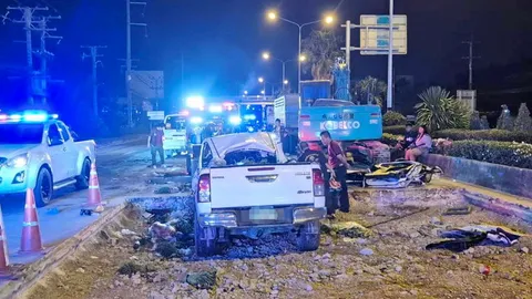 พ่อแม่ลูกดับ 3 กระบะพุ่งตกถนน ขุดซ่อมผิวจราจร ติดไฟเตือนชุ่ย