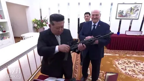 ผู้นำเบลารุสมอบปืนไรเฟิลให้ "คิม จอง อึน" หลังลงนามสนธิสัญญามิตรภาพ ผนึกกำลังต้านอำนาจตะวันตก
