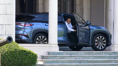 ส่องเลขเด็ด ทะเบียนรถไฟฟ้านายกฯ ทั้งป้ายแดง-ป้ายขาว ลุ้นเสี่ยงโชคงวด 1/4/69