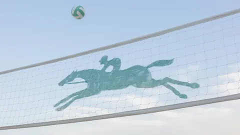 รอบรั้วการตลาด : ลองฌองป์ เปิดตัว La Plage Longchamp ฉลองคอลเลคชั่นซัมเมอร์